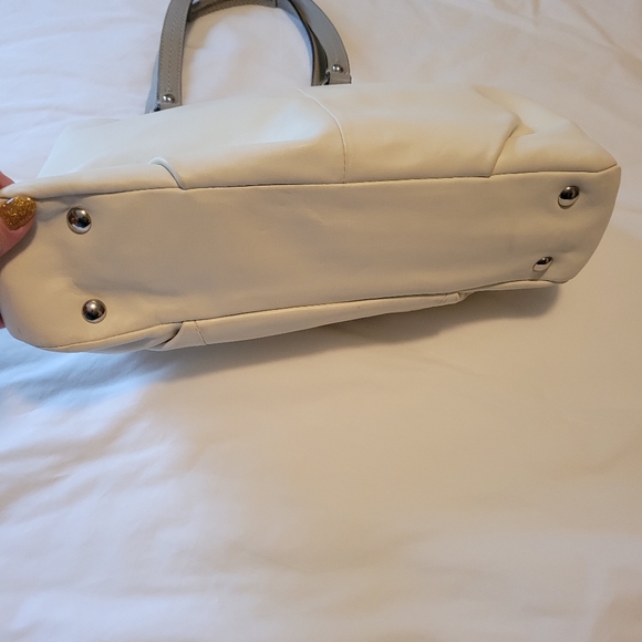 Coach - Picture 3 of 6